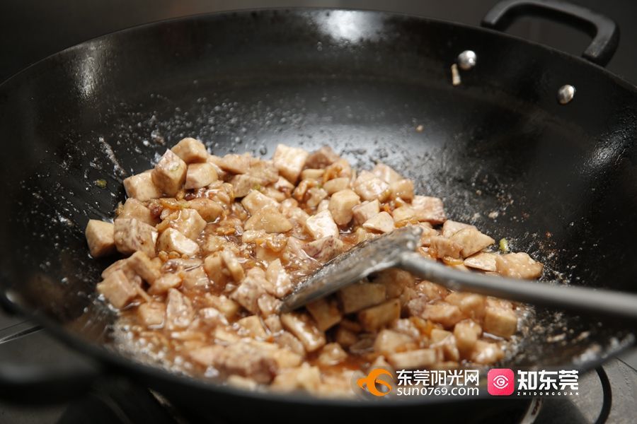 ▲将香芋放进锅里翻炒一会 ▲将香芋放进锅里翻炒一会