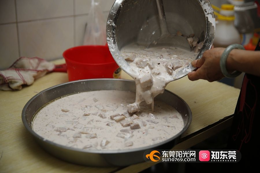 ▲将翻炒后的香芋倒进粘米粉中搅拌均匀 ▲将翻炒后的香芋倒进粘米粉中搅拌均匀