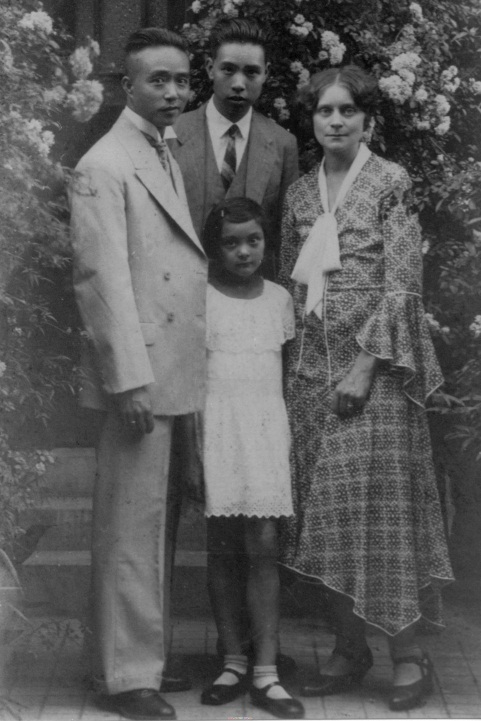 廖辅叔与青主、华丽丝、廖玉矶合影。