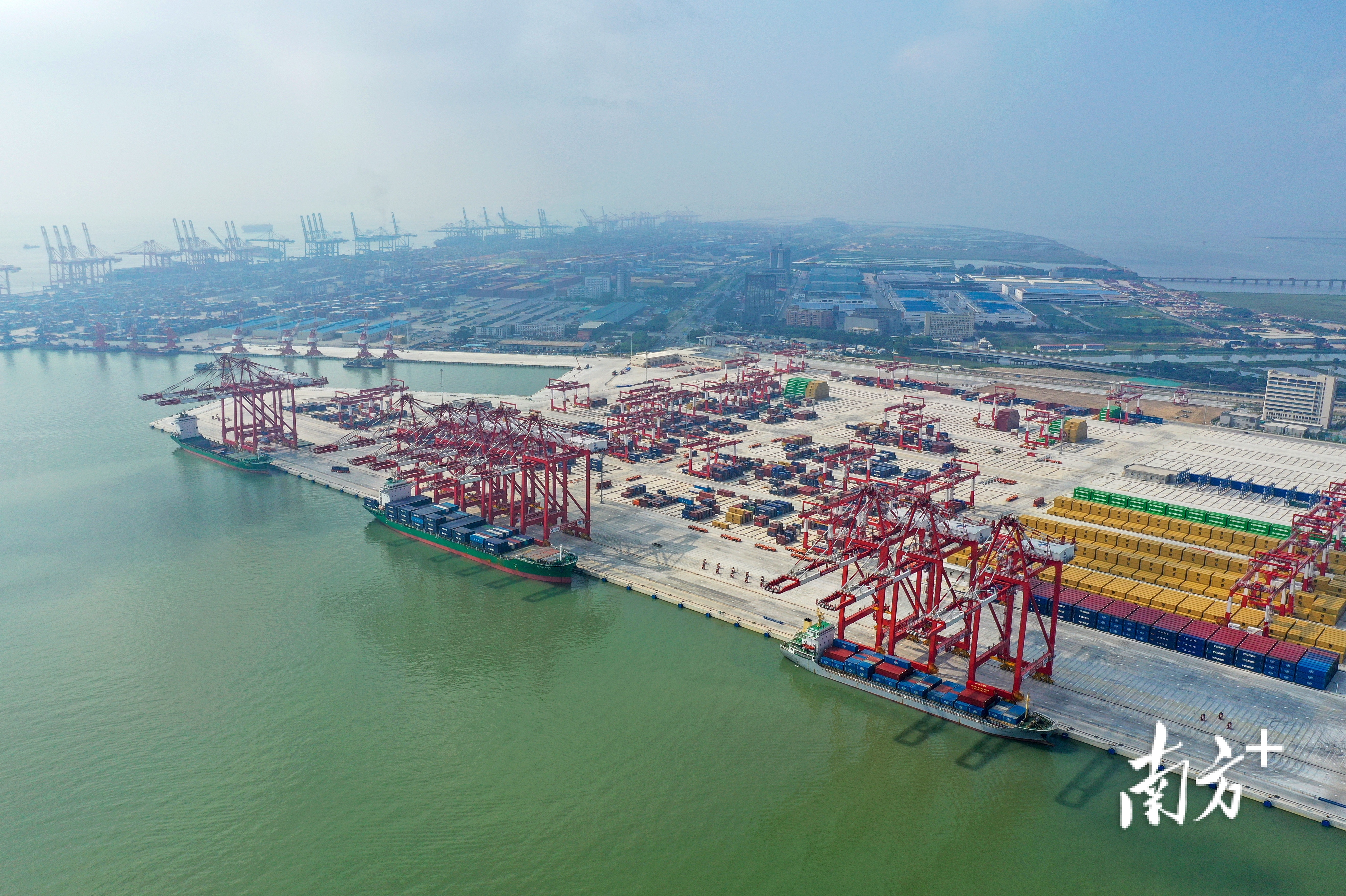 7月28日，全球首个江海铁多式联运全自动化码头——广州港南沙港区四期全自动化码头正式投入运行。