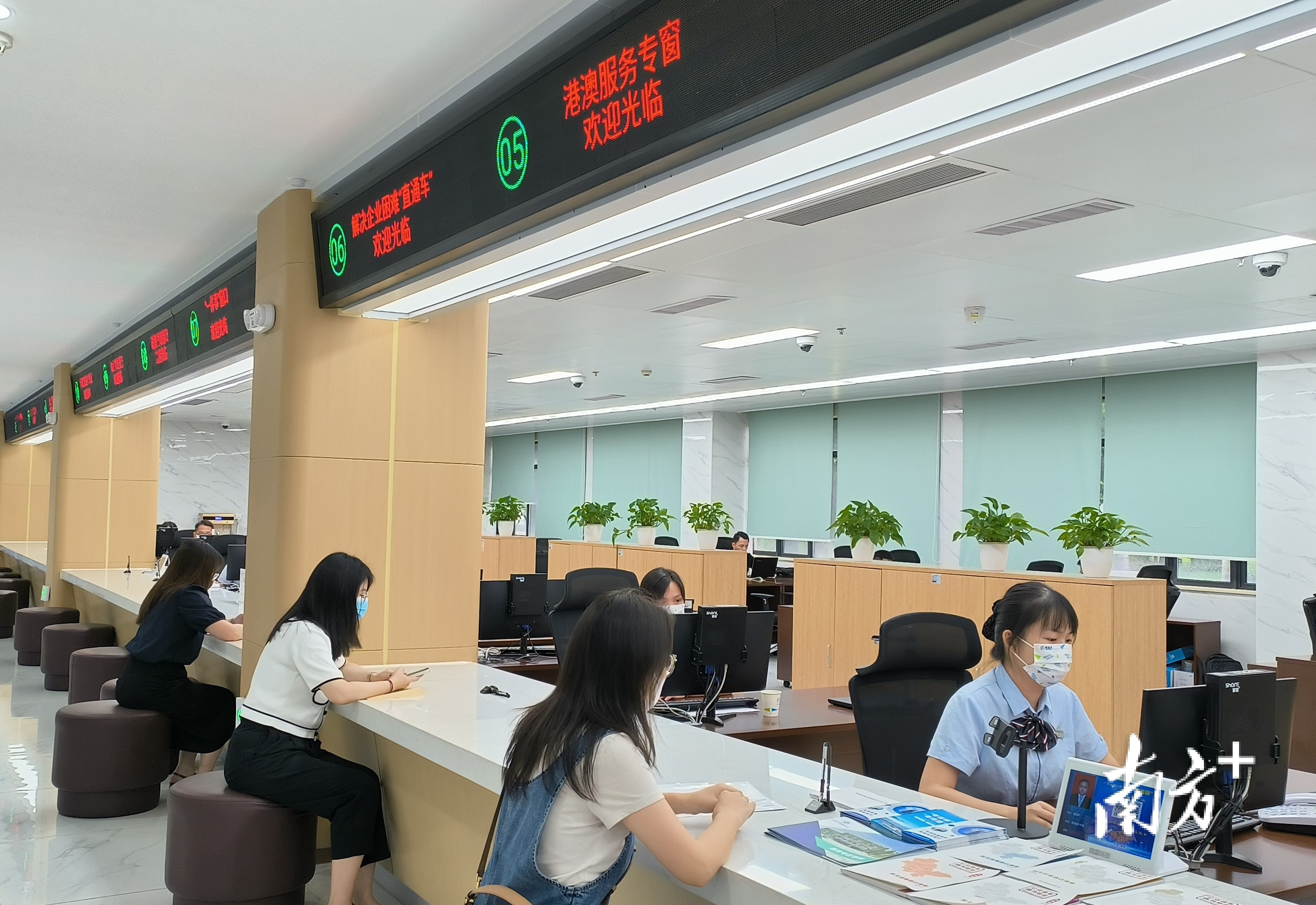 惠州已在全市各行政服务中心共设立8个“港澳服务专窗”。受访者供图