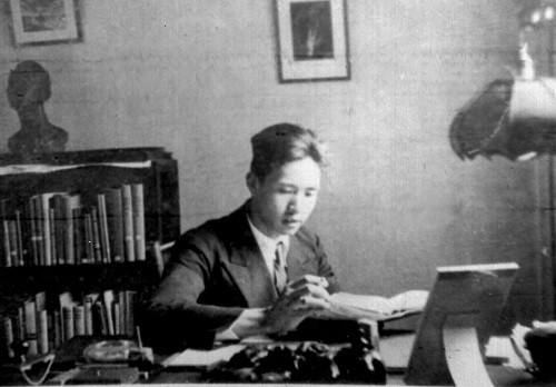 年轻时期的廖辅叔在宿舍里读书。