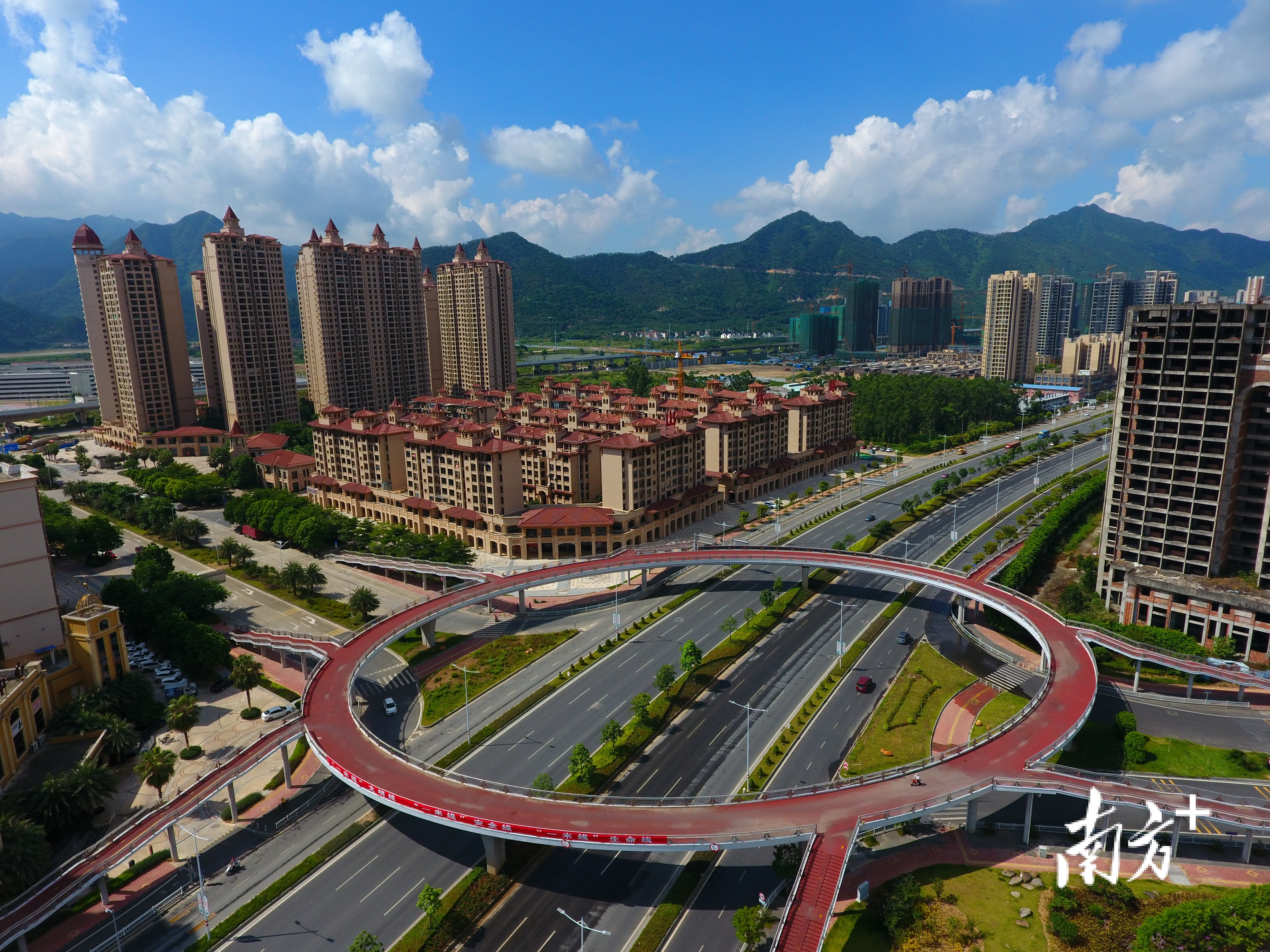 肇庆东进大道鼎湖段环形天桥联通八方。黄彩勤 摄