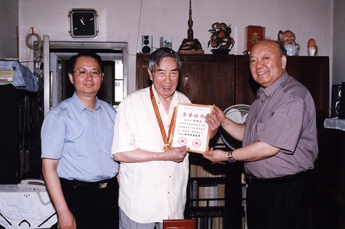 2001年5月,原中国文联副主席、中国音协党组书记吴雁泽在时任中央音乐学院副院长刘康华的陪同下,到廖辅叔家中为其颁发首届金钟奖终身荣誉奖章和证书。