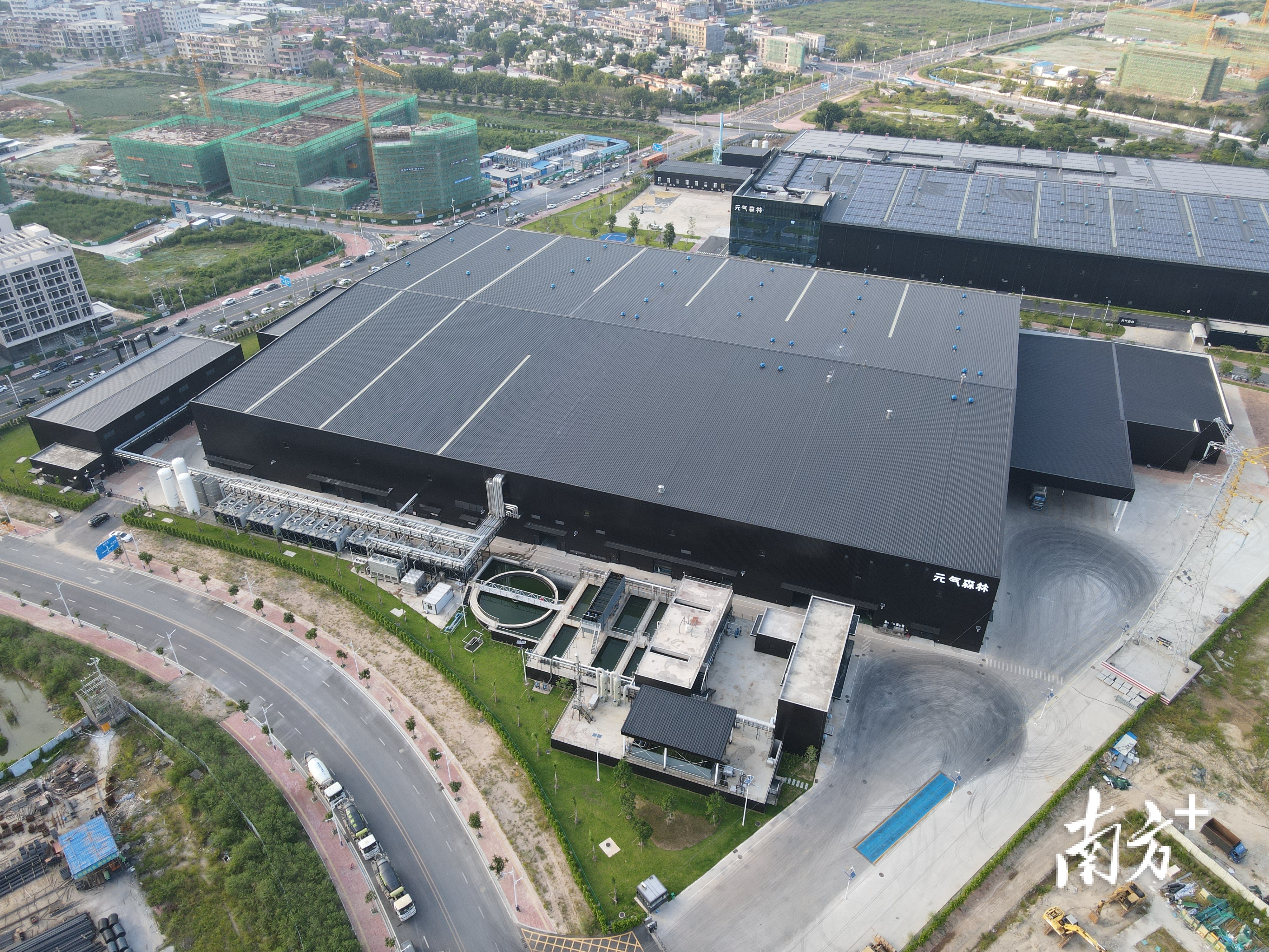  元气森林现代化厂房赫然林立，与鼎湖山泉互为邻里。周达成 摄