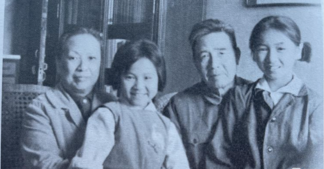 廖辅叔(右二)与家人合照。