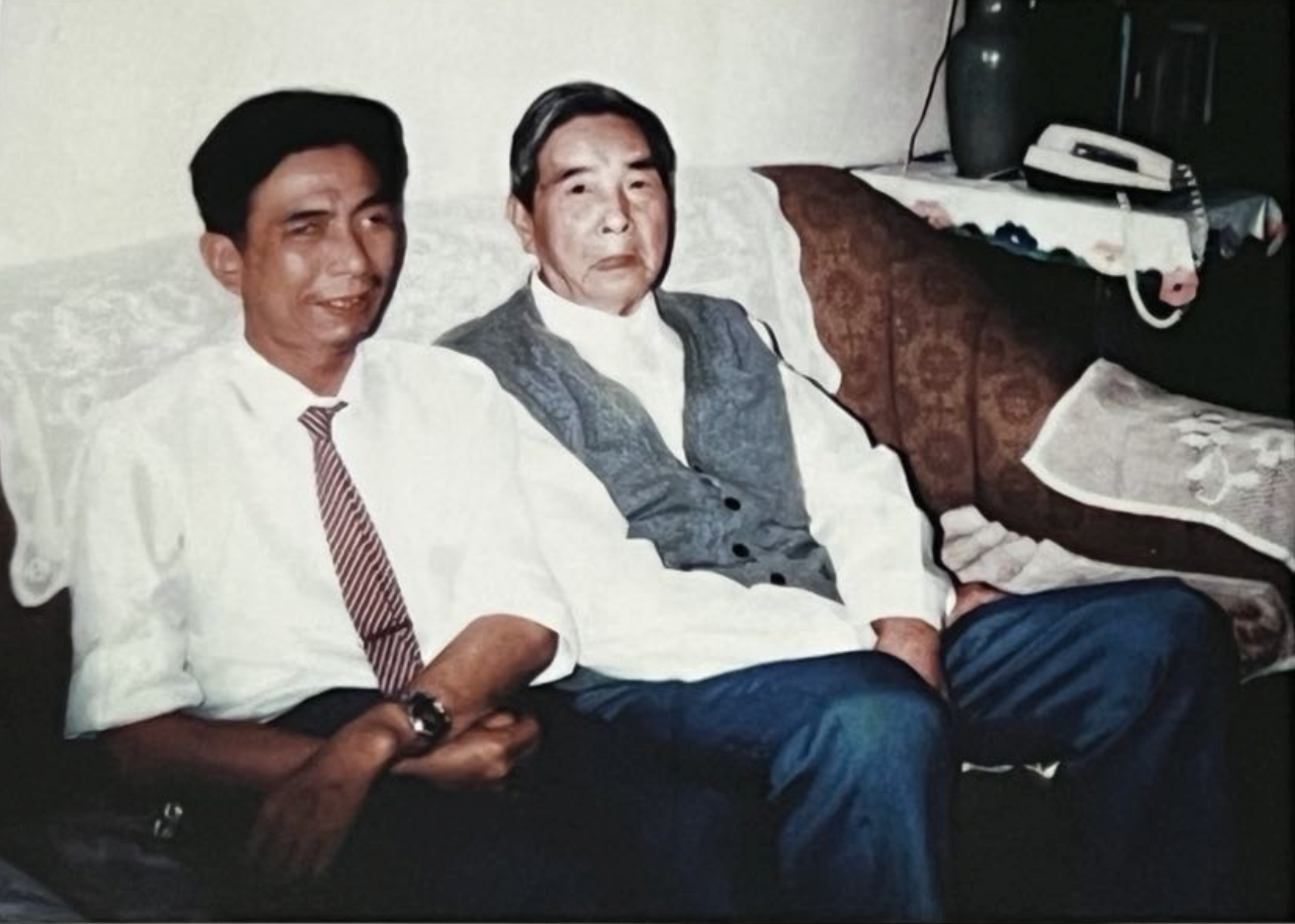 1991年,廖氏族人廖永钦在北京时探望廖辅叔(右)。