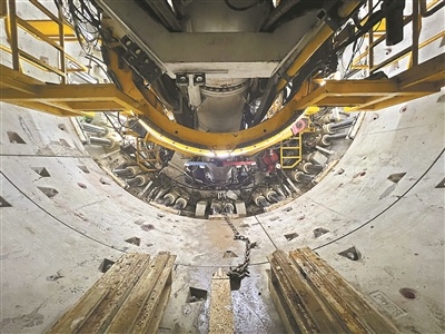 东湖至滨江东路区间管片拼装现场.