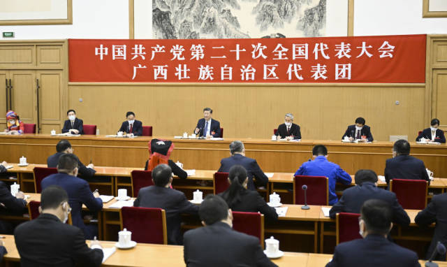 10月17日，习近平同志参加党的二十大广西代表团讨论。新华社记者 谢环驰 摄