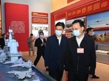 广东团代表参观“奋进新时代”主题成就展