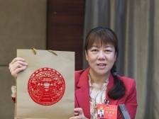 代表现场展示学生潮绣等作品，热议非遗文化传承