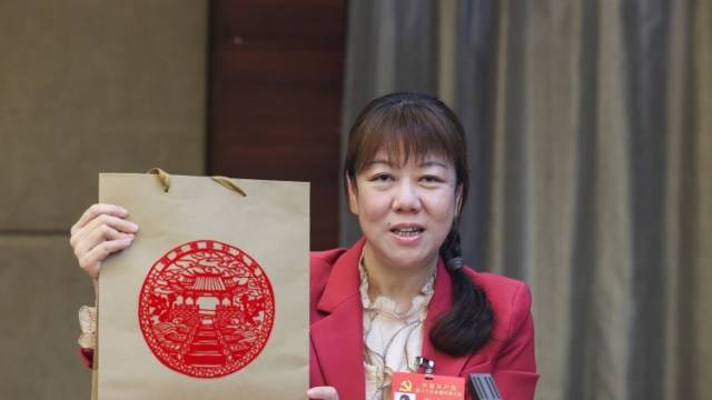 代表现场展示学生潮绣等作品，热议非遗文化传承