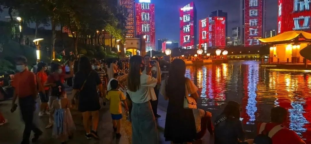 千灯湖灯光秀,图/桂城宣传文体旅游办、宋兹檀 千灯湖灯光秀,图/桂城宣传文体旅游办、宋兹檀