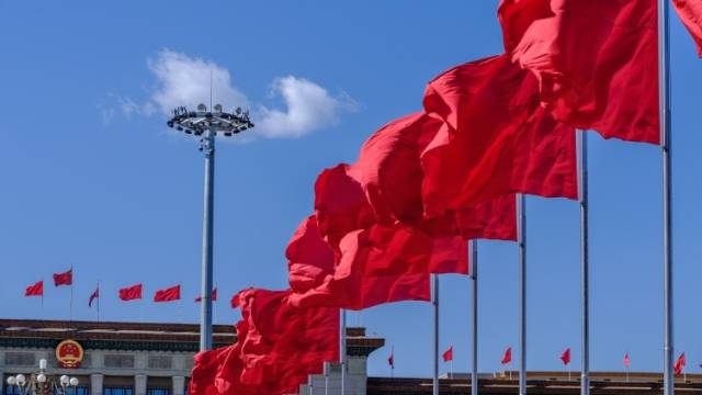 广东各地各部门干部职工收听收看党的二十大开幕会盛况，为推进中国式现代化贡献智慧和力量