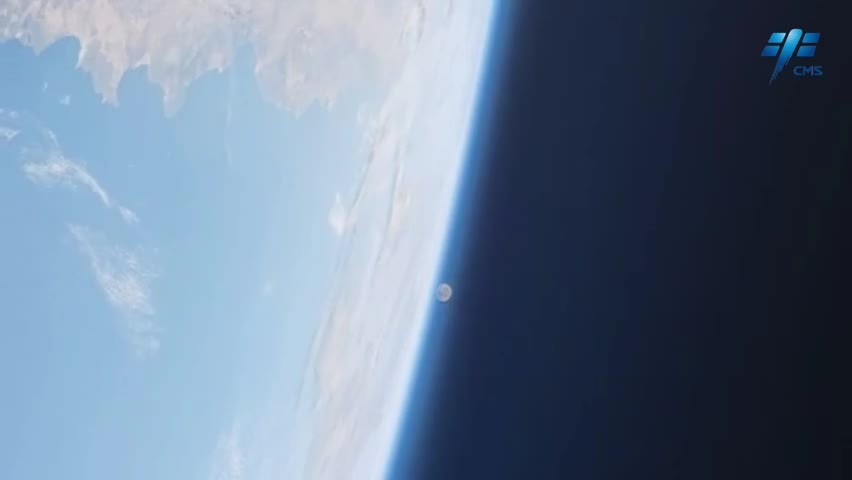 航天员拍到月亮羞答答溜走