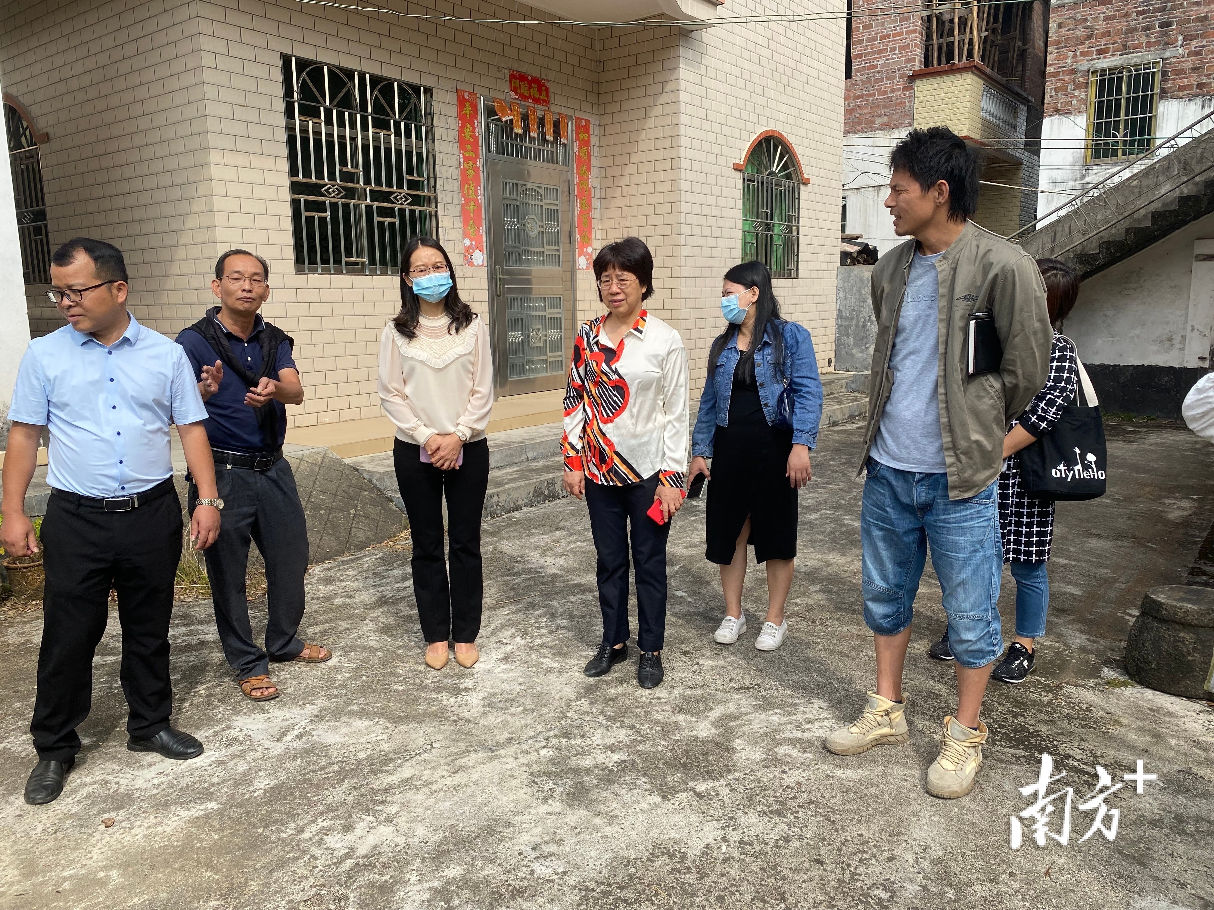 “梦想改造庭院”调研组在村民家中查看庭院布局。王焌鑫 摄