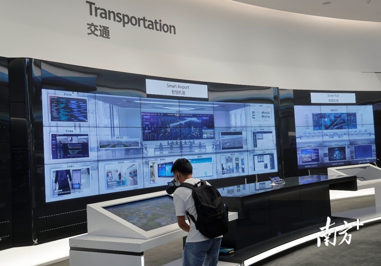 华为携手客户和合作伙伴，打造智慧机场解决方案，构筑智慧机场的“数字化跑道”。