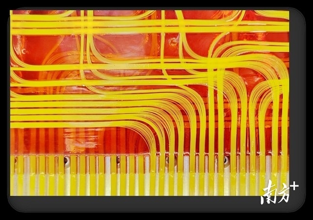 华为将1000多根光纤集成印刷在一张A4纸大小的光背板上。