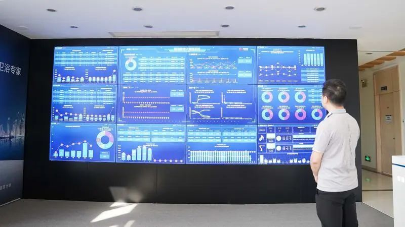 恒洁卫浴数字化管理系统，可以实时检测生产线的生产情况。/佛山日报记者赖基润摄