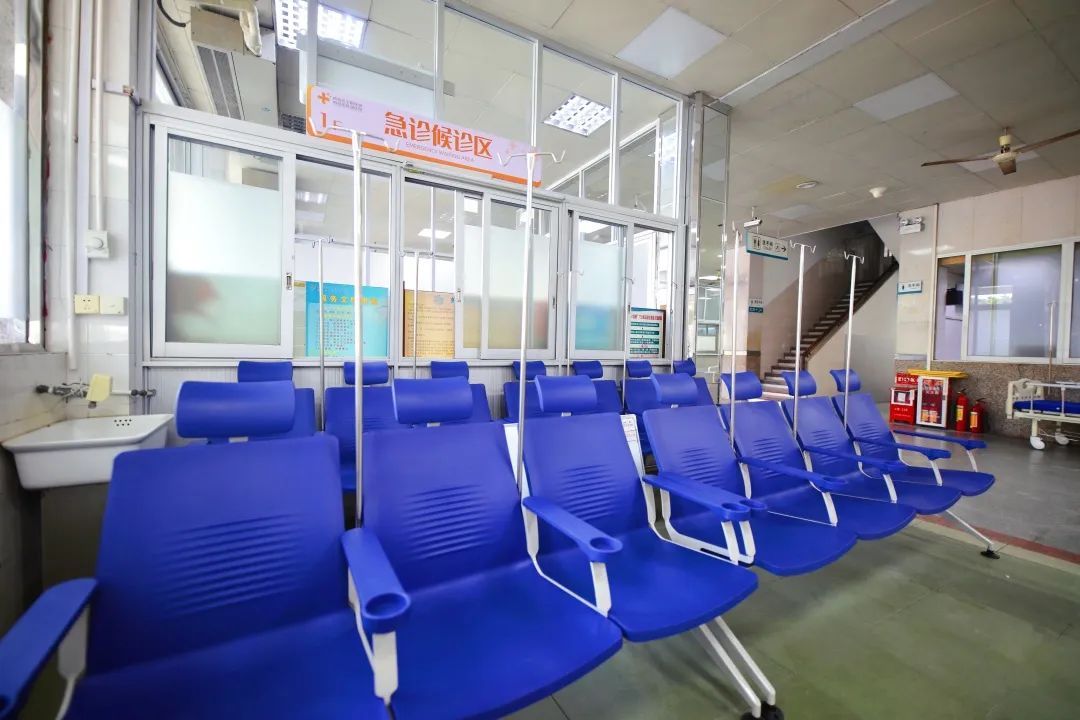 新院区急诊等候室已装饰一新。 新院区急诊等候室已装饰一新。