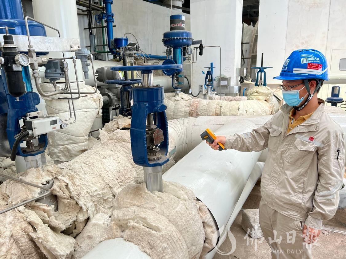 佛山大唐热电冷联产项目内，技术人员在对设备进行检测。