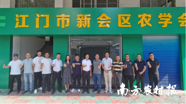刘北顺及农学会理事会全体成员共同为农学会新址揭牌。 刘北顺及农学会理事会全体成员共同为农学会新址揭牌。