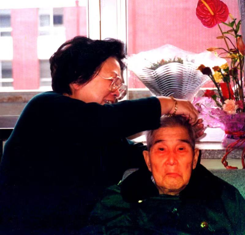 第一代“白毛女”的扮演者王昆为病中的陈紫梳头。受访者供图