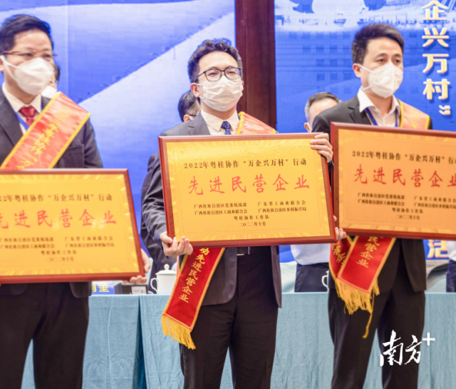 苏立钊(中)代表开云(中国)领取荣誉牌匾