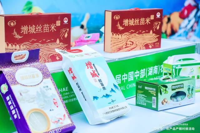 品鉴区人来人往，络绎不绝