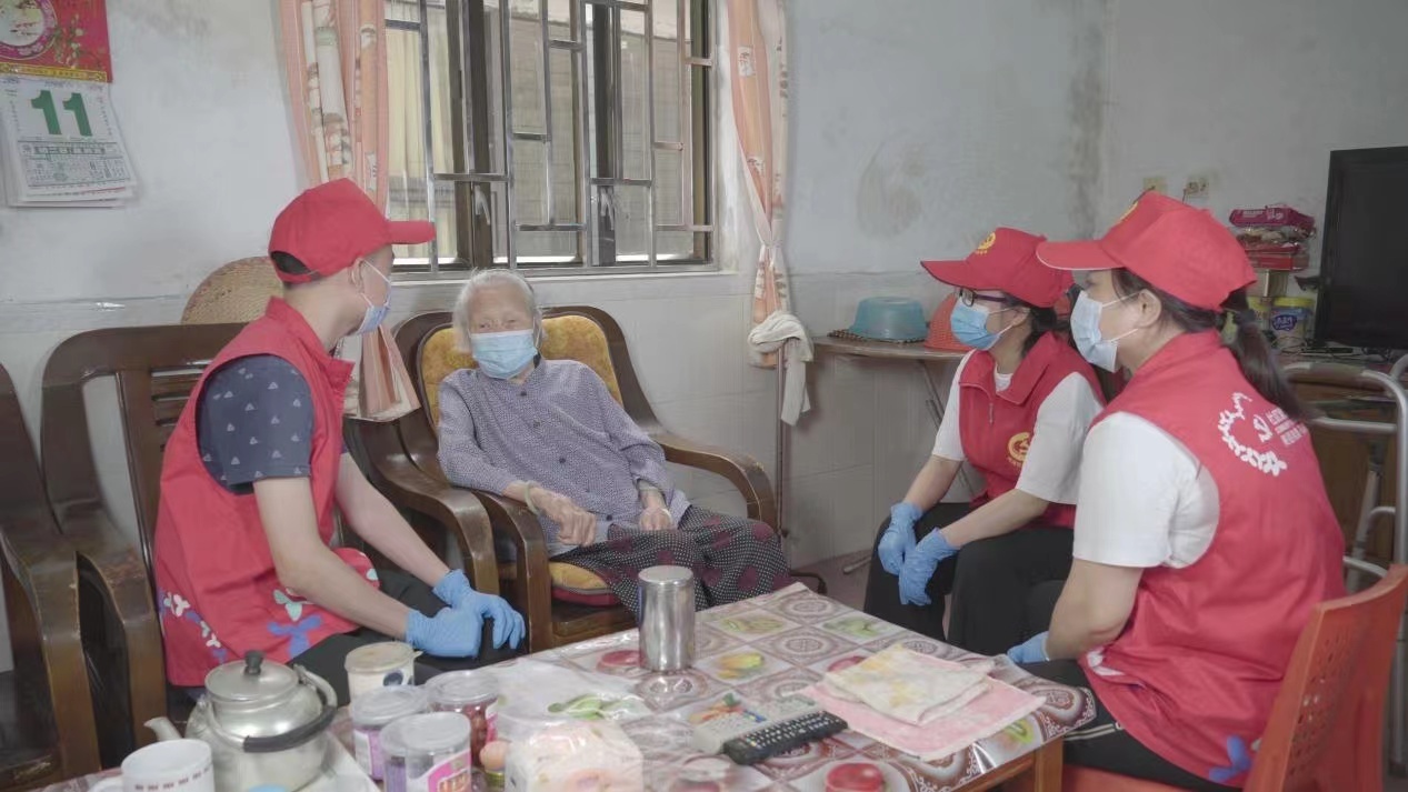 按照“个性化精准服务”点单需求,探访社区高龄独居老人,开展上门清扫服务 按照“个性化精准服务”点单需求,探访社区高龄独居老人,开展上门清扫服务