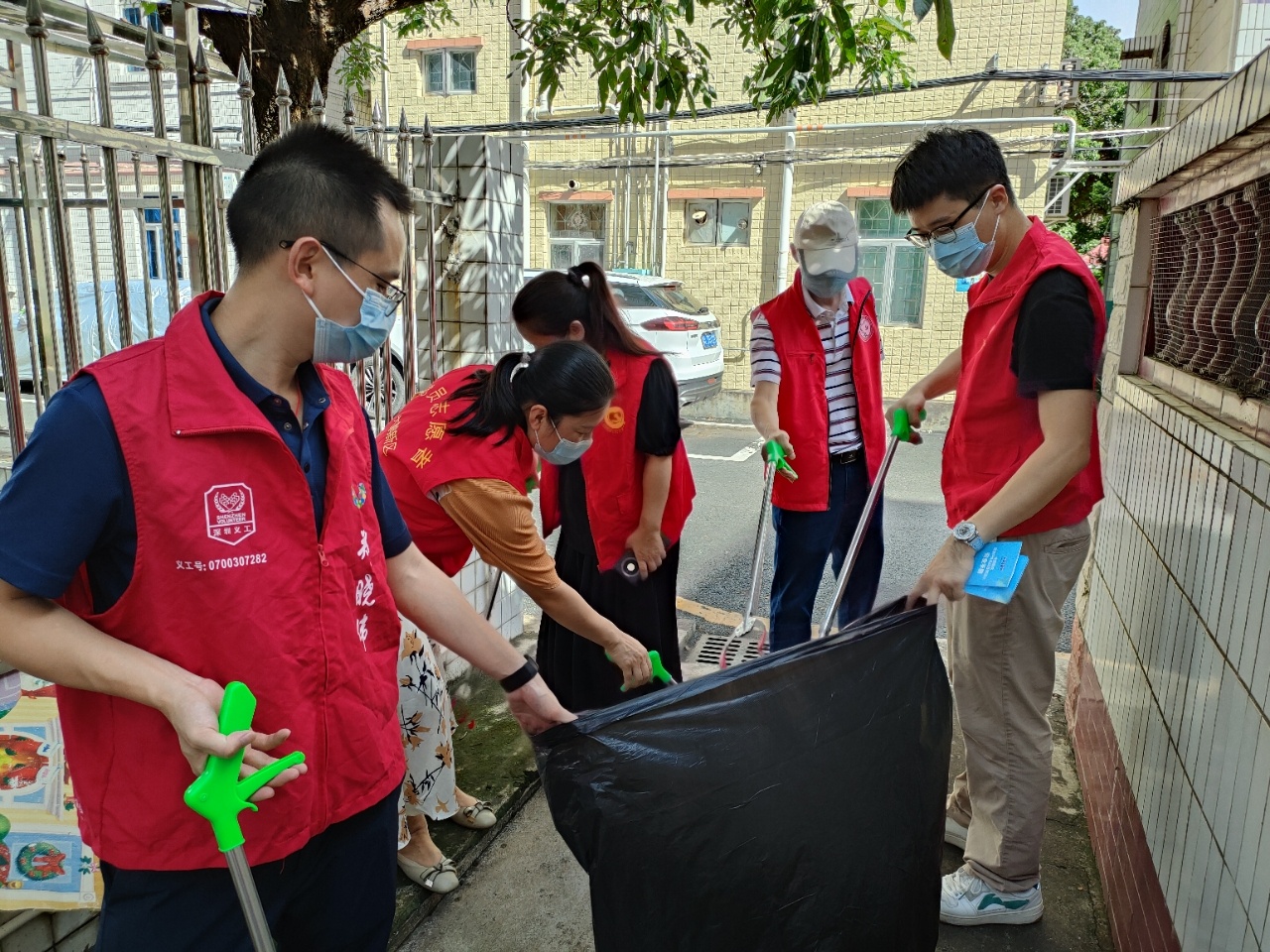 党员志愿者在社区开展“环境清洁日”活动,用实际行动助力城市文明创建 党员志愿者在社区开展“环境清洁日”活动,用实际行动助力城市文明创建