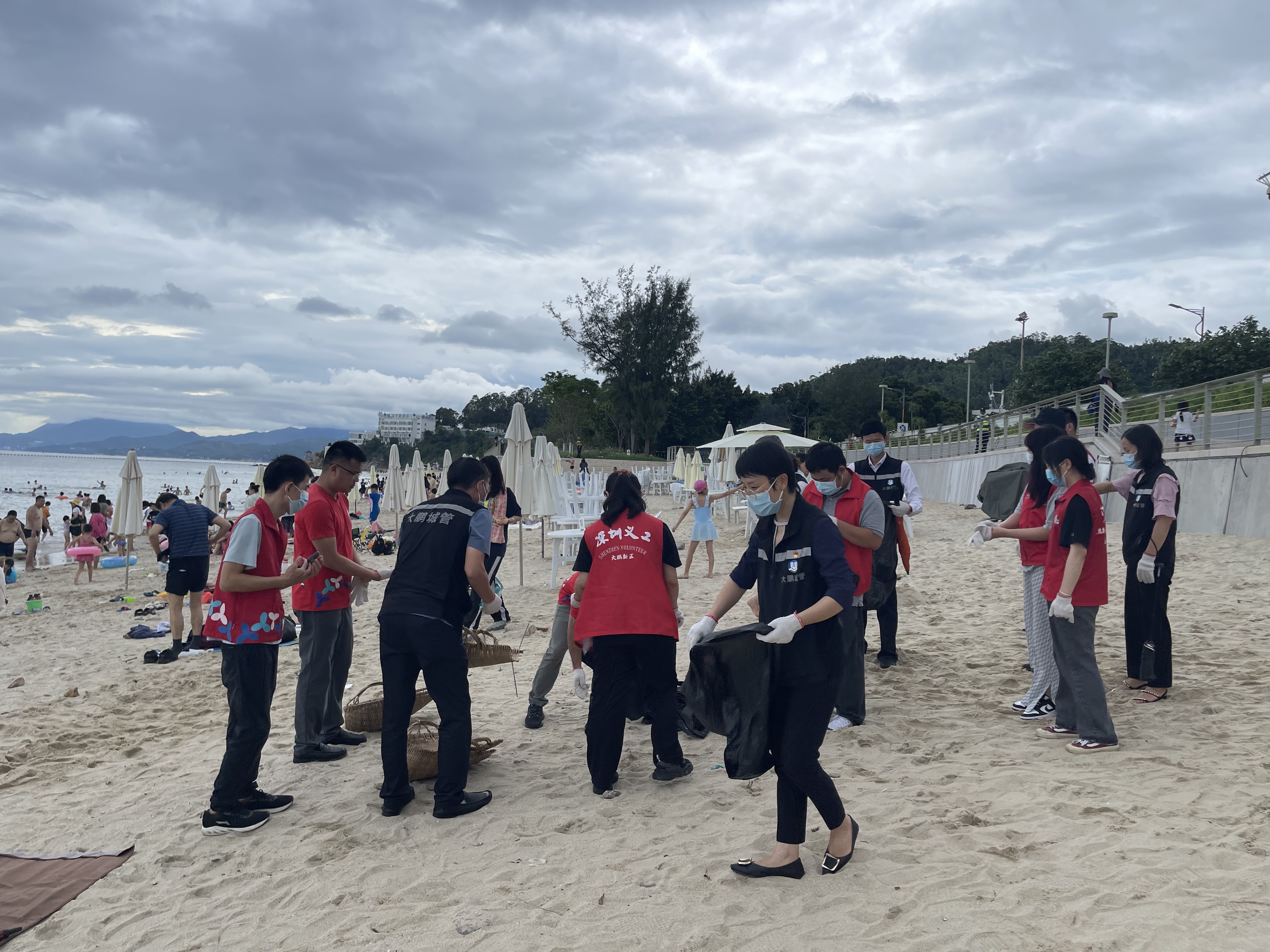 党员志愿者与社区工作人员一同清理海滩垃圾,守护美丽海岸线 党员志愿者与社区工作人员一同清理海滩垃圾,守护美丽海岸线