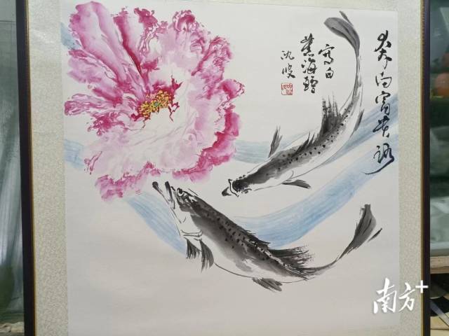 集元水产董事长沈波作画。