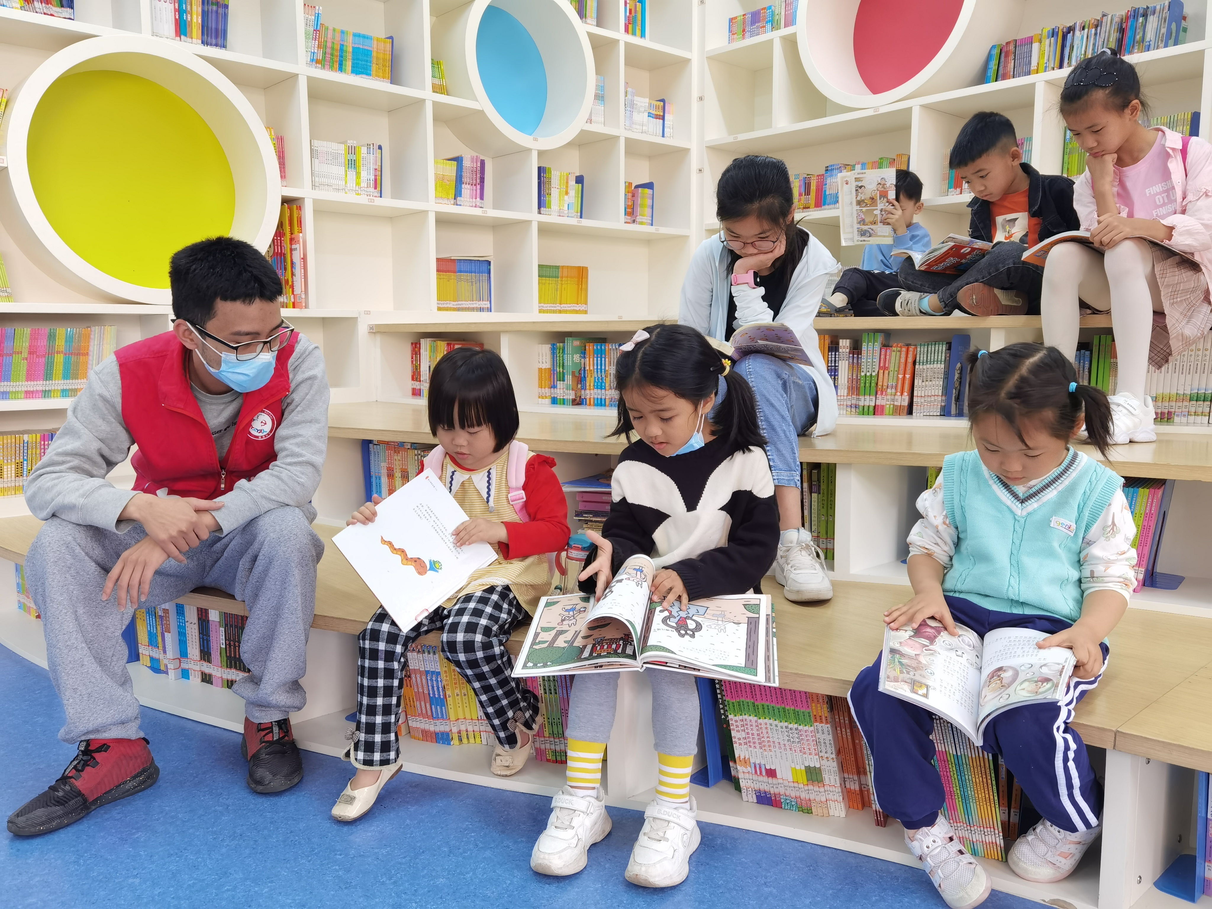 人大附中学校党员教师带领社区儿童和学生参加阅读分享活动 人大附中学校党员教师带领社区儿童和学生参加阅读分享活动