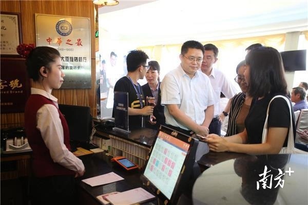 全国首张区块链电子发票在深圳开出。高灯科技供图 南方+ 鲁力 拍摄