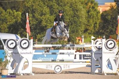 广州马术选手王韫婧在比赛中。受访者供图