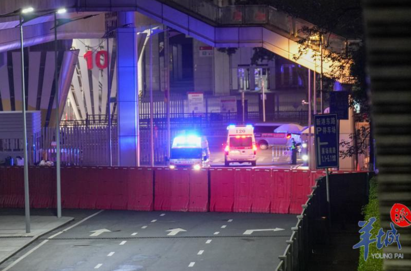 11月5日晚，不时有救护车开至方舱门口。