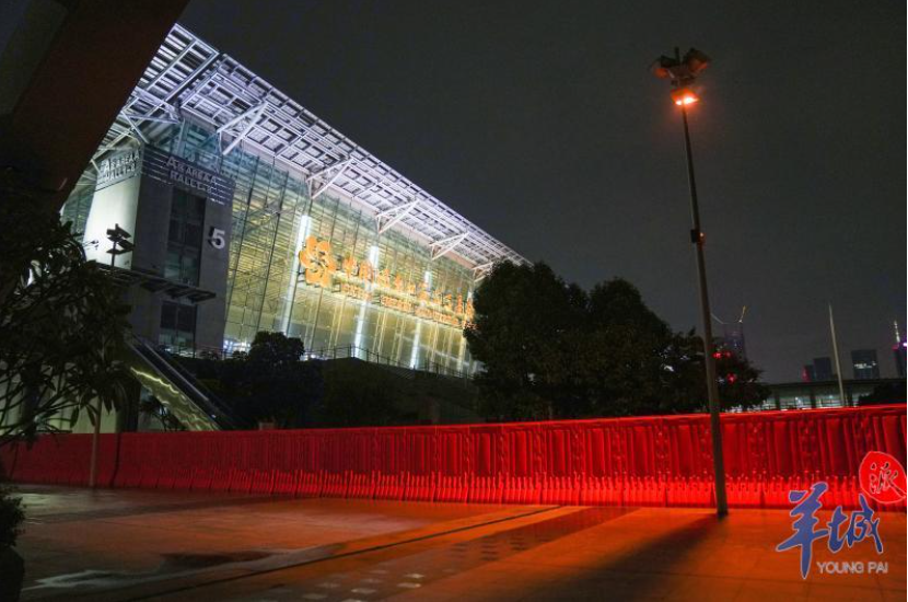 琶洲方舱周围已围起水马