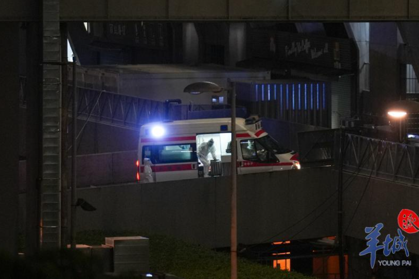 11月5日晚，不时有救护车开至方舱门口，车上人员身穿防护服下车，拖着行李走入方舱内。