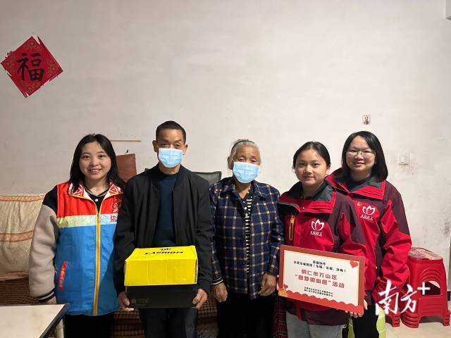 社工为袁爷爷送上东莞爱心人士捐赠的运动鞋