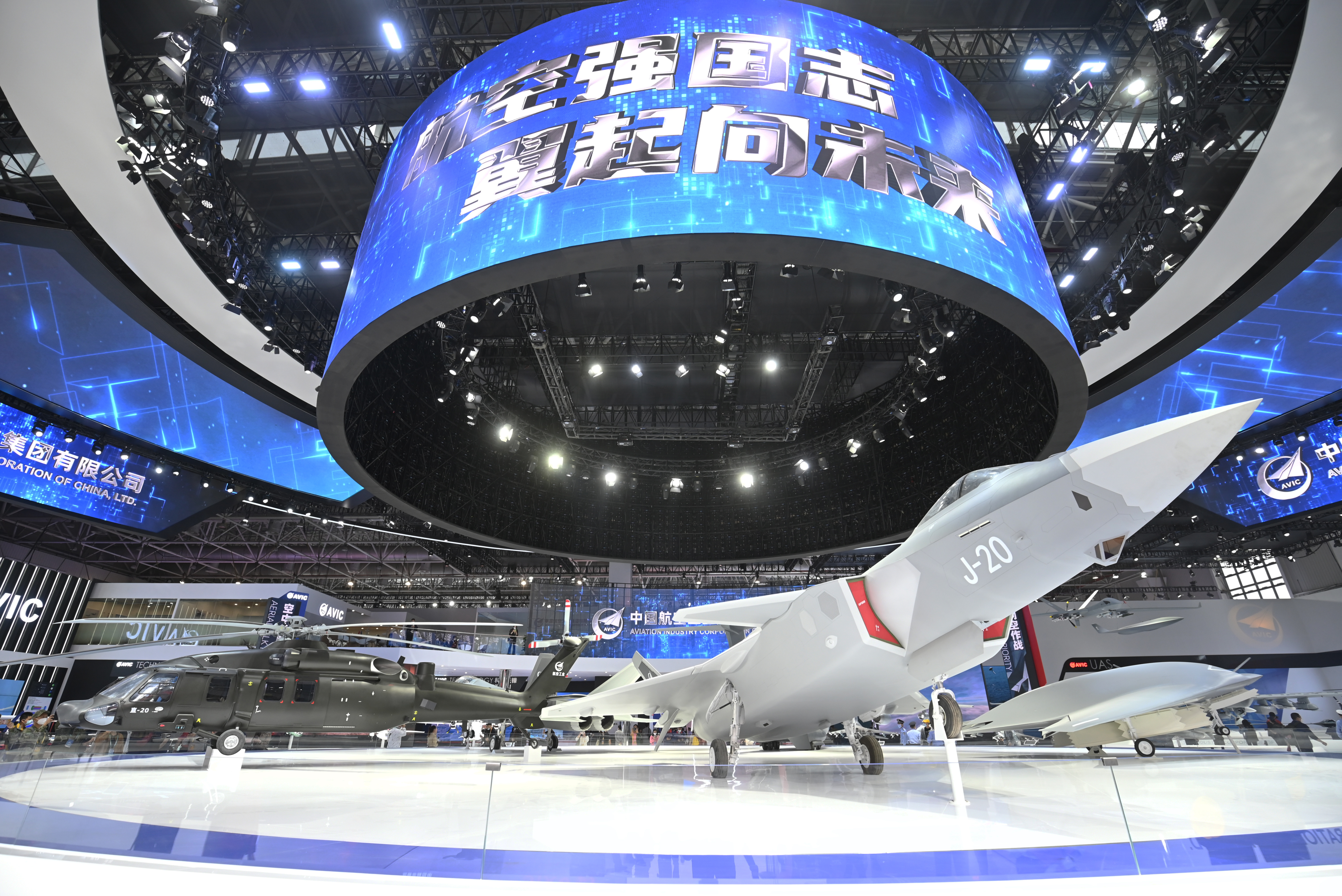 在航空工业馆内中心展台，一系列“明星”装备——“20时代”战机家族杰出代表歼20、运20、直20、攻击11、鹘鹰五大机型。&nbsp;