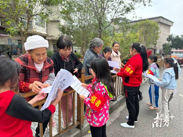 社区大小志愿者共同参与到防止高空抛物宣传中