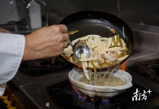 翻炒好，需要将所有食材转入砂锅内继续慢煲。