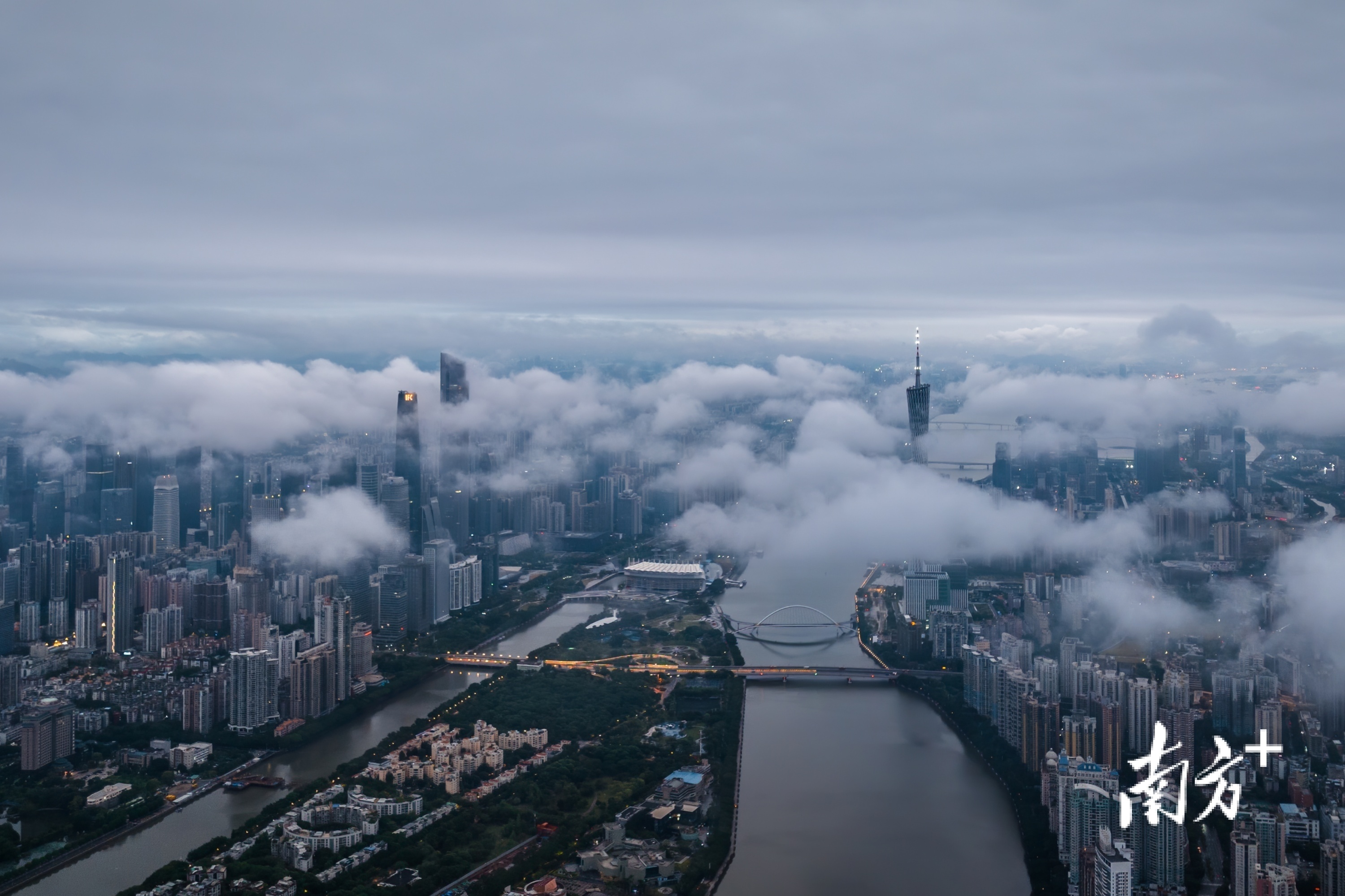 11月5日早晨，珠江一片宁静，广州市上空雨云缥缈。南方拍客 阿基 摄
