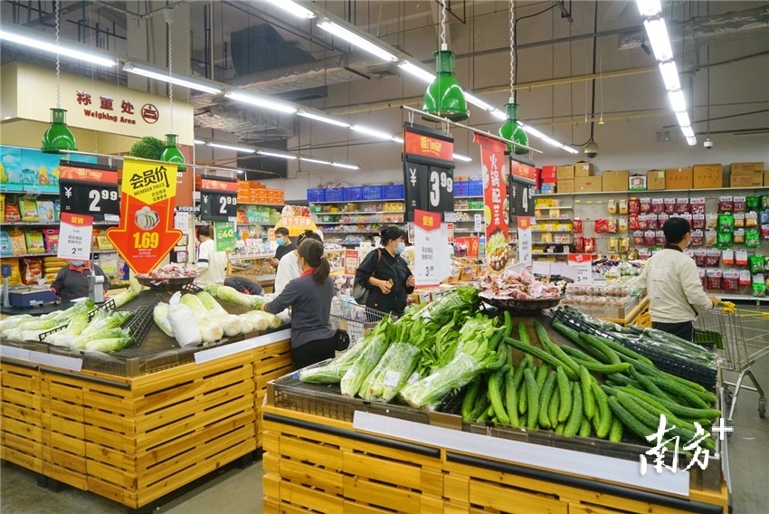 8日傍晚，清城区赢之城超市卖场里货品充足，市民正有序地购物。梁素雅 摄