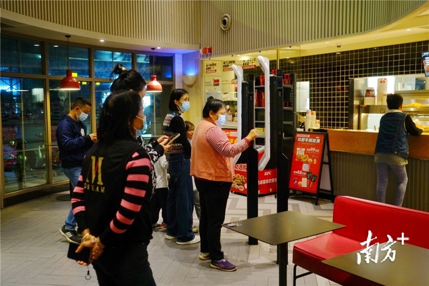 8日晚上，市民在清城区赢之城某餐厅使用机器自助点餐并外带食用。梁素雅 摄