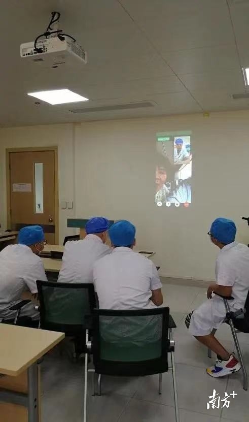 暨南大学顺德医院康复医学科医生对患者康复训练进行远程指导。