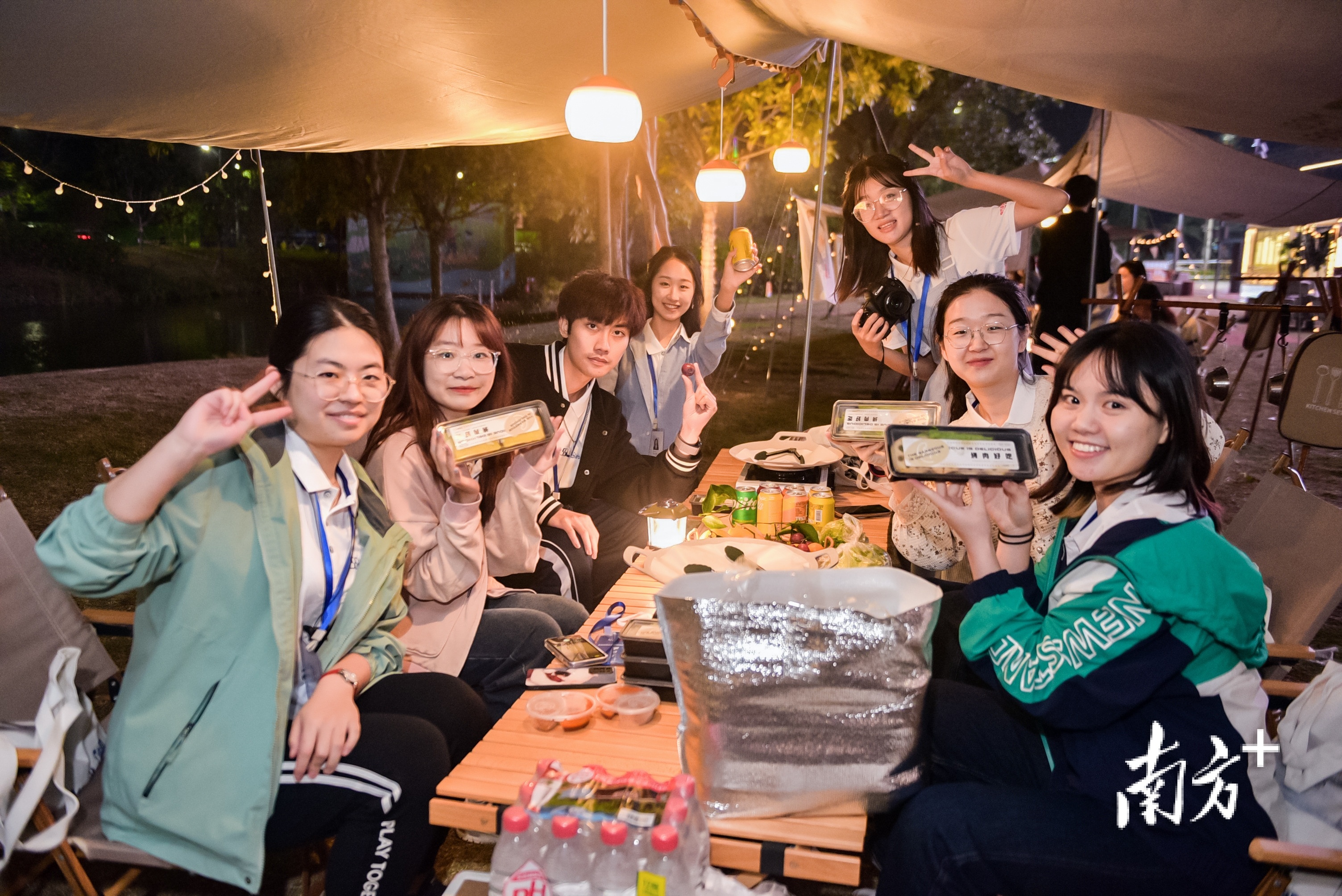 学员在滨湖万科里参加露营活动 学员在滨湖万科里参加露营活动