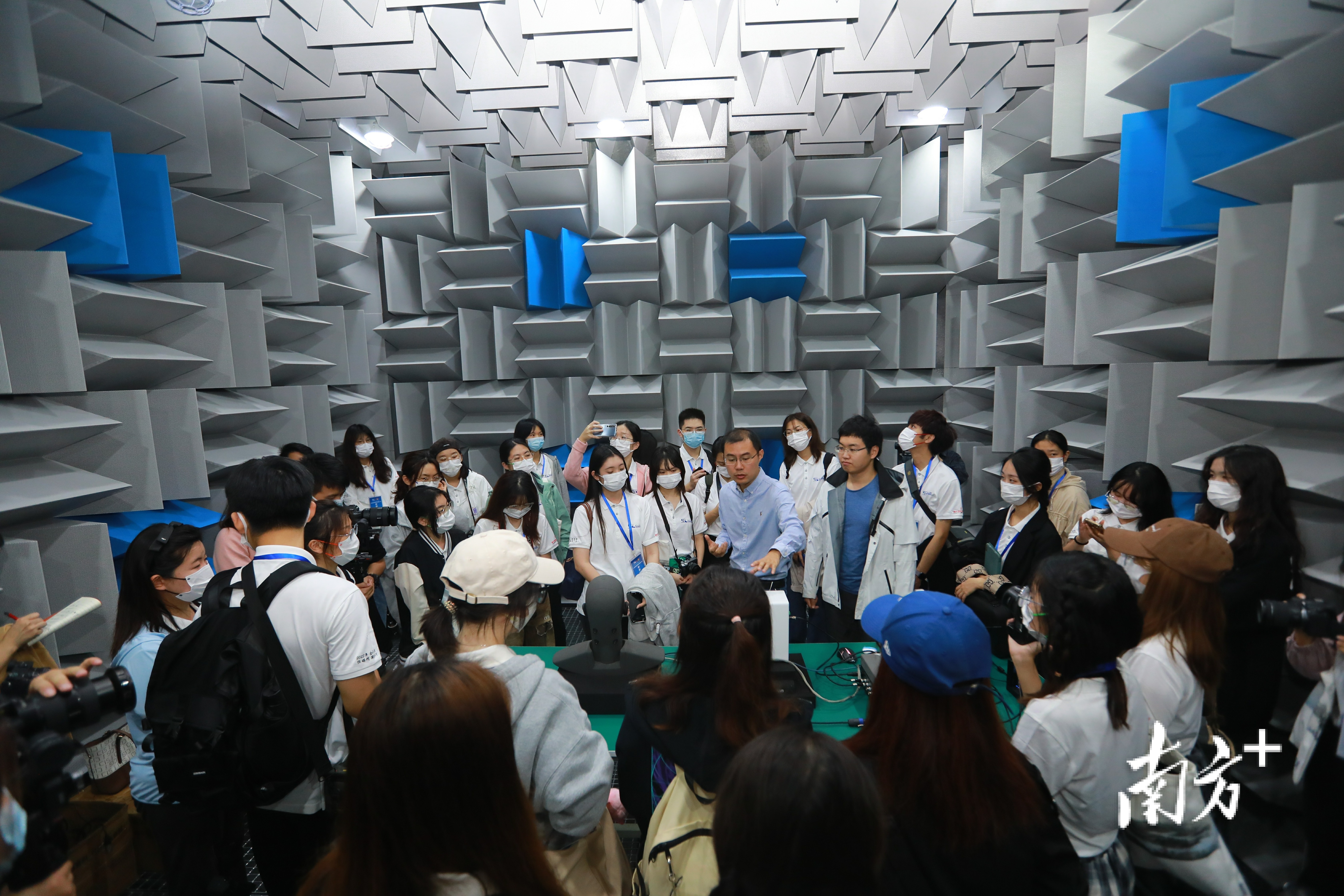 学员参观湾区声学实验室 学员参观湾区声学实验室