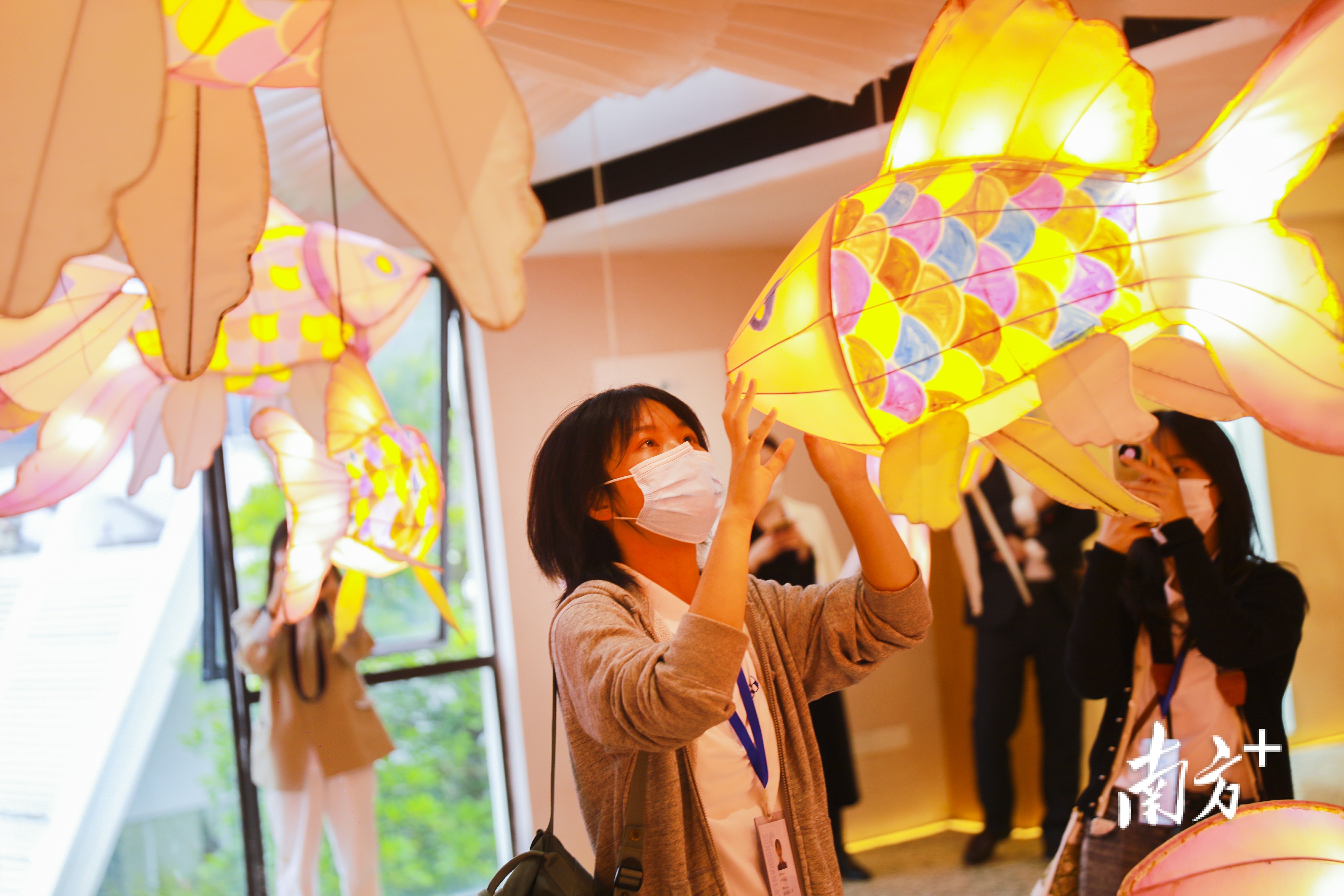 学员在艺术展拍照打卡 学员在艺术展拍照打卡